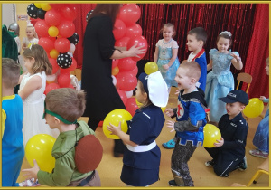 Dzieci bawią się na balu karnawałowym.